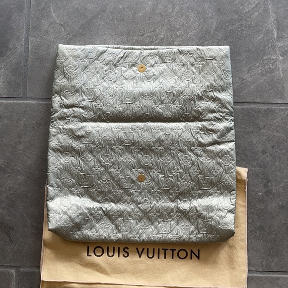 Louis Vuitton Limelight Silver Clutch - Picture 7 of 16